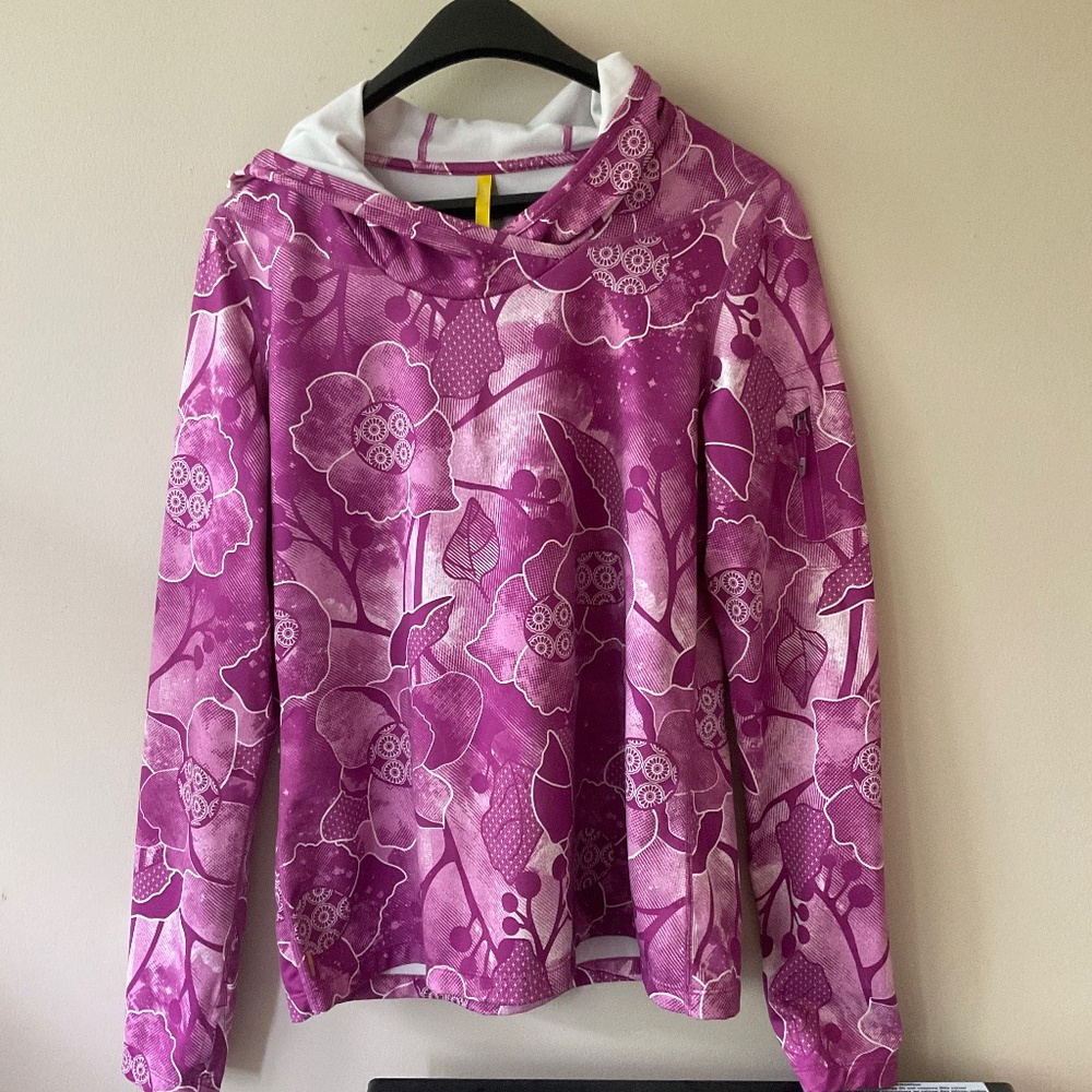 Lolë Pullover Hoodie, with pocket and Thumbholes Large 🏃‍♀️!